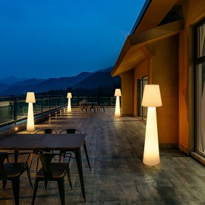 Festivaalin koristeellinen polyeteeni ulkona LED -seisova lattiavalaisin puutarhannurmikon juhliin ja ulkotapahtumien sisustusvalaistus LED -lattiavalaisin